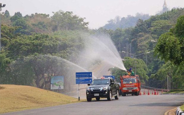 Xe cứu hỏa phun nước để giảm ô nhiễm khói bụi. (Ảnh: Bangkok Post)