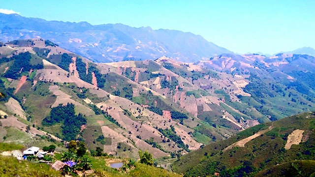 Núi non trùng điệp trên vùng rẻo cao Hồng Ngài.