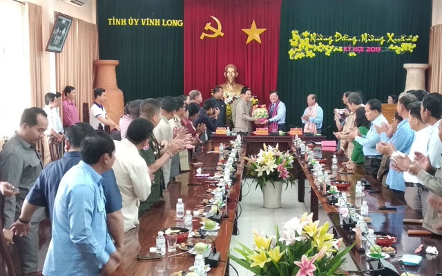 Đồng chí Trần Văn Rón, Ủy viên T.Ư Đảng, Bí thư Tỉnh ủy Vĩnh Long tặng quà lưu niệm cho lãnh đạo tỉnh Kampong Speu.