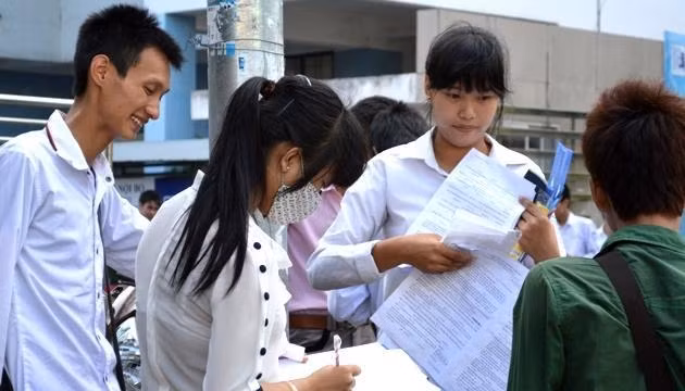 Thí sinh trao đổi kết quả sau khi thi môn Vật lý.