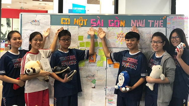 Các bạn học sinh cùng những món quà dành tặng trẻ em khó khăn khi tham gia dự án.