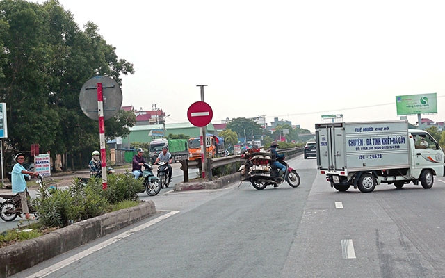 Giao thông lộn xộn trên quốc lộ 5 luôn tiềm ẩn nhiều nguy cơ xảy ra tai nạn giao thông.