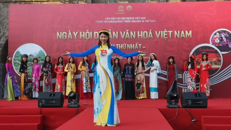 Tà áo dài in hình biểu tượng Đoàn TNCS Hồ Chí Minh.