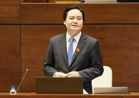 Bộ trưởng Giáo dục và Đào tạo Phùng Xuân Nhạ trả lời chất vấn đại biểu Quốc hội, sáng 16-11.