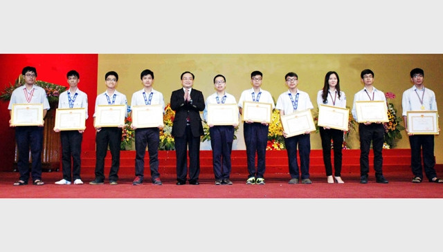 Ông Hoàng Trung Hải, Ủy viên Bộ Chính trị, Bí thư Thành ủy Hà Nội trao thưởng cho các học sinh cấp THPT đoạt giải cao tại các cuộc thi Ô-lim-pích quốc tế năm 2015 - 2016. Ảnh: AN HÀ