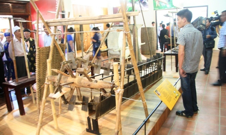 Du khách tham quan các hiện vật liên quan nghề nông.