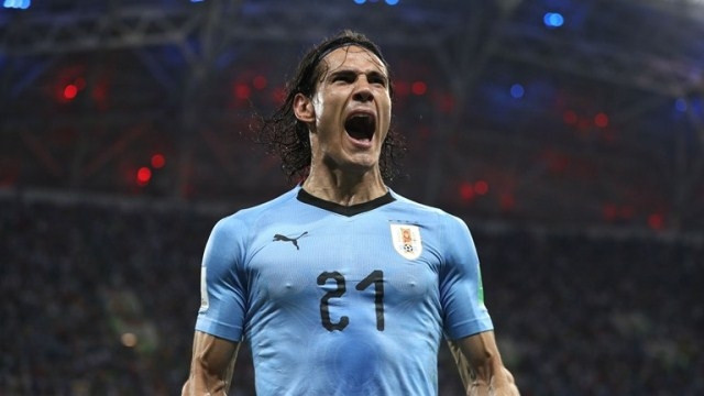 Cú đúp của Cavani giúp Uruguay vượt qua Bồ Đào Nha của Ronaldo để đoạt vé vào tứ kết.
