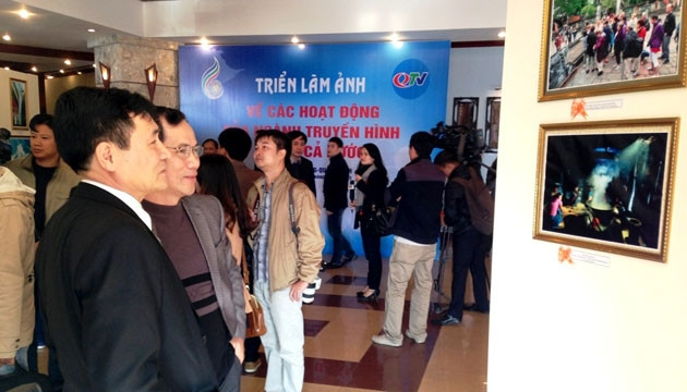 Đại biểu tham quan triển lãm ảnh “Những người làm truyền hình”.