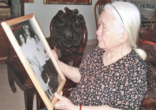 Bà Nguyễn Thị Bích Thuận bồi hồi nhớ lại kỷ niệm những ngày vinh dự được bảo vệ Bác Hồ.