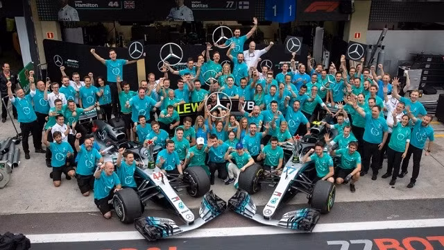 Các thành viên đội đua Mercedes ăn mừng danh hiệu vô địch F1 lần thứ 5 liên tiếp. (Ảnh: Formula 1)