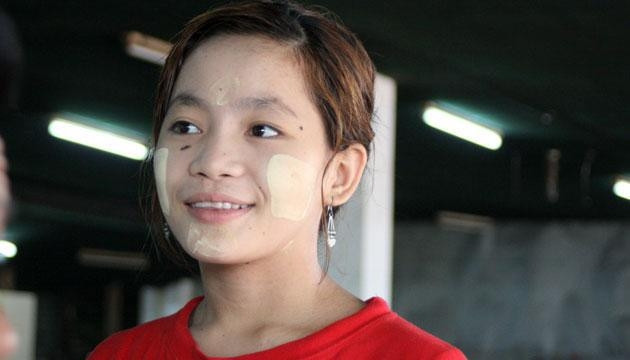 Cô bé trong một quán ăn ở ngoại ô Yangoon với phấn Thanaka trên mặt.