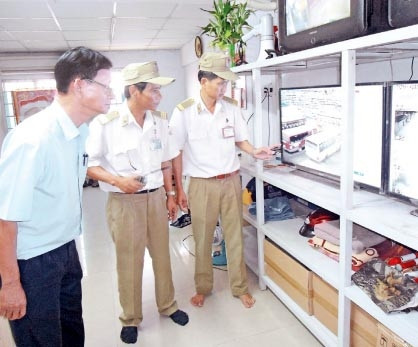 Các CCB ở Bến xe miền Tây đang quan sát toàn cảnh bến xe qua ca-mê-ra để kịp thời đưa ra phương án xử lý các tình huống.