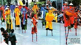 Các nghệ nhân Quần Vinh diễu hành tại<br>Liên hoan du lịch quốc tế Hà Nội 2005.