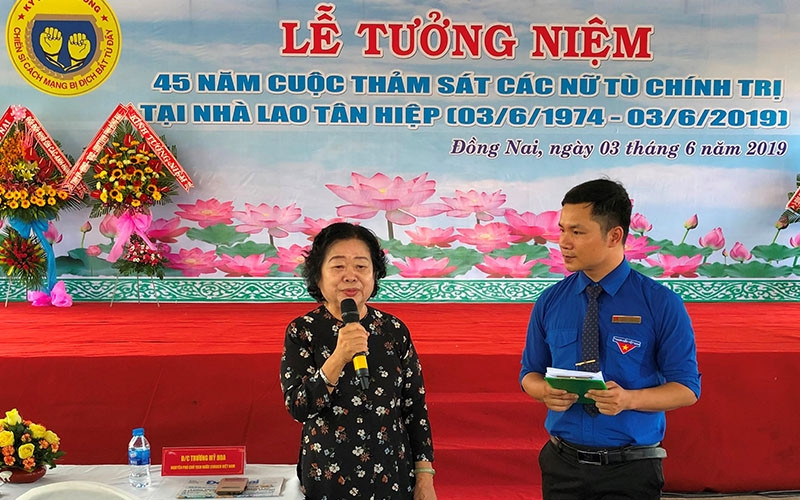 Đồng chí Trương Mỹ Hoa, nguyên Phó Chủ tịch nước, người từng bị giam giữ tại Nhà lao Tân Hiệp nói chuyện với thế trẻ của tỉnh Đồng Nai.