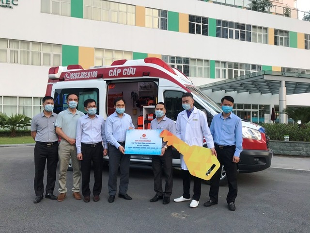 Tỉnh Quảng Ninh tiếp nhận xe cứu thương tiêu chuẩn quốc tế do Tập đoàn Vingroup trao tặng phục vụ phòng, chống dịch.