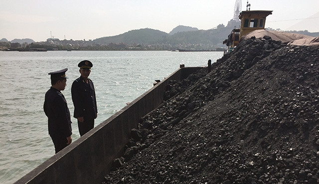 Lực lượng nghiệp vụ Hải đội 1 phát hiện, bắt giữ tàu buôn lậu than tại vùng biển Quảng Ninh.