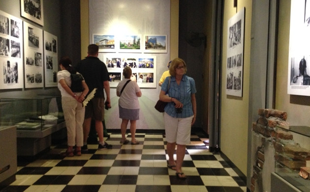 Khách du lịch tham quan Di tích Nhà tù Hỏa Lò.