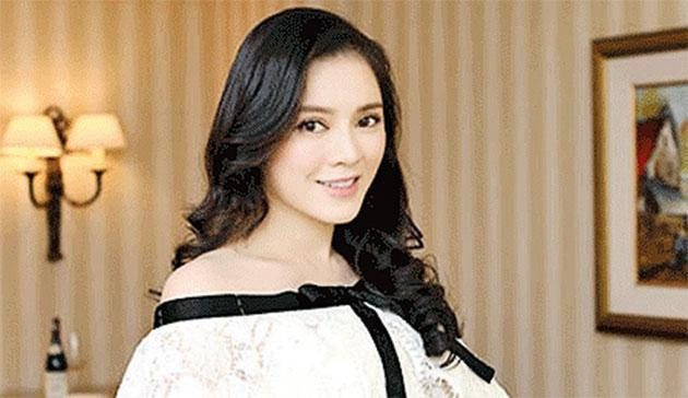 Lý Nhã Kỳ khoe váy.