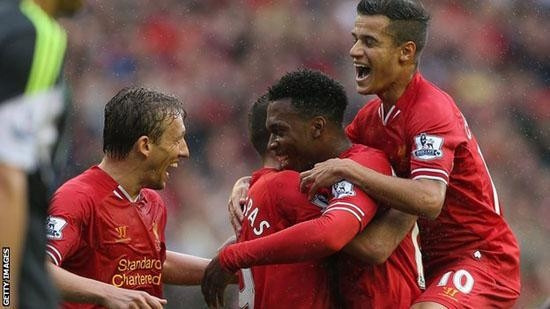 Các cầu thủ Liverpool mừng bàn thắng của D. Sturridge.
