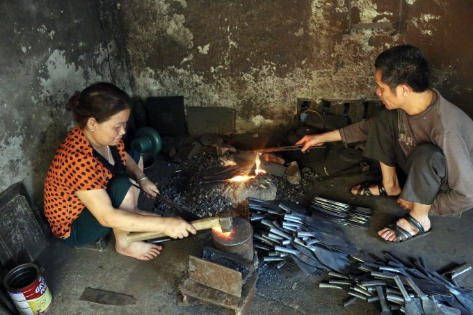 Người dân làng Ða Sĩ, phường Kiến Hưng, quận Hà Ðông (Hà Nội) với công việc hằng ngày bên lò rèn.
