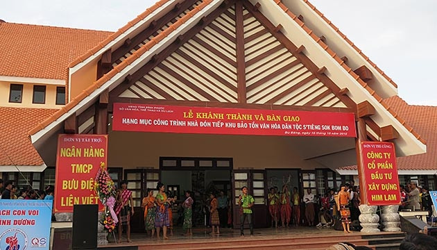 Một công trình thuộc khu bảo tồn văn hóa dân tộc S’tiêng sóc Bom Bo được đưa vào sử dụng và phục vụ người dân trong chiều 16-10.