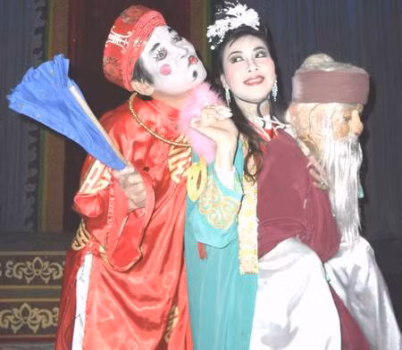 Nghệ sĩ Kiều Oanh (Nhà hát Tuồng Việt Nam) trong trích đoạn Ông già cõng vợ đi hội.