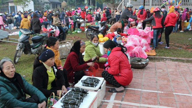 Người dân bày bán lấy may tại chợ.