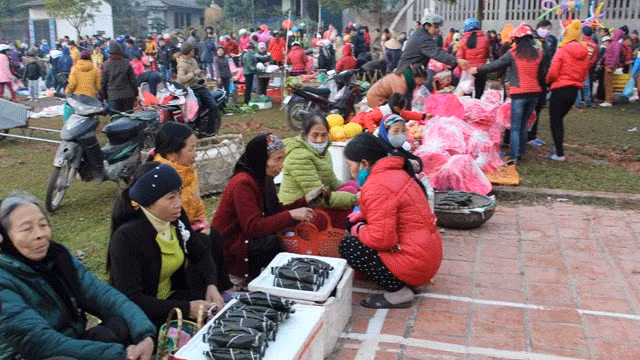 Người dân bày bán lấy may tại chợ.