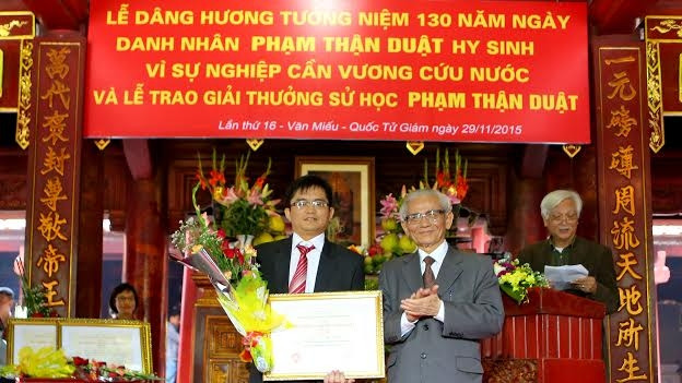 GS Phan Huy Lê trao giải nhất cho TS Lê Tiến Công. (Ảnh: Vương Anh)