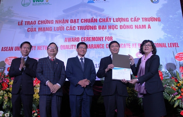 PGS,TS Nantana Gajaseni (ngoài cùng, bên phải) trao chứng nhận đạt chuẩn chất lượng cấp trường của AUN cho Trường ĐHKHTN