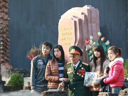 Cựu chiến binh và thế hệ trẻ hôm nay thăm di tích Nhà tù Sơn La.