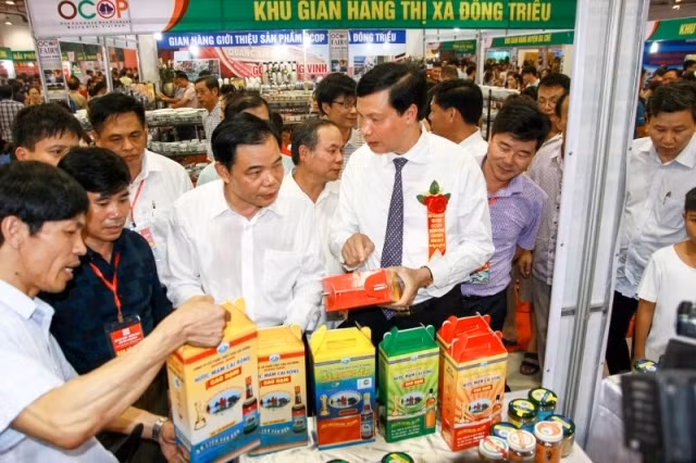 Bộ trưởng Nguyễn Xuân Cường tham quan các gian hàng tại hội chợ.