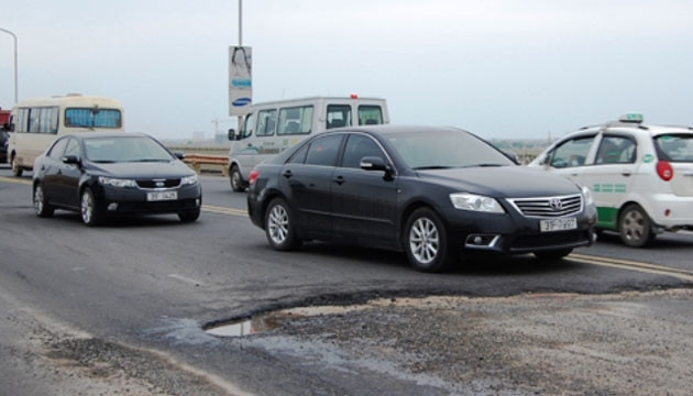 Mặt cầu Thăng Long bị hư hỏng.