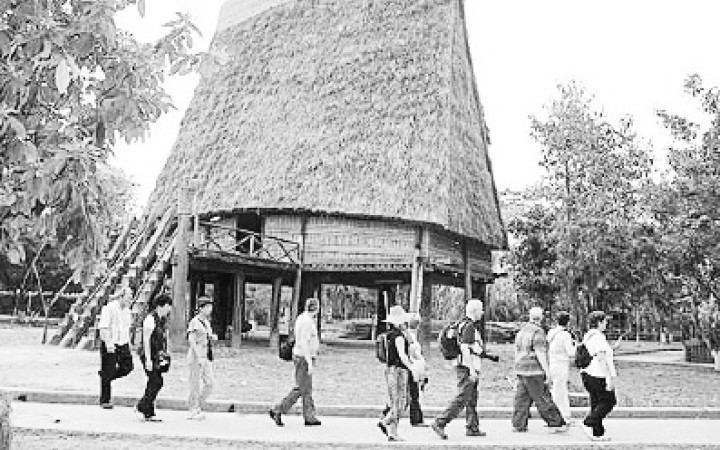 Khách du lịch quốc tế tham quan Bảo tàng Dân tộc học Việt Nam. Ảnh: VIỆT Hoàng