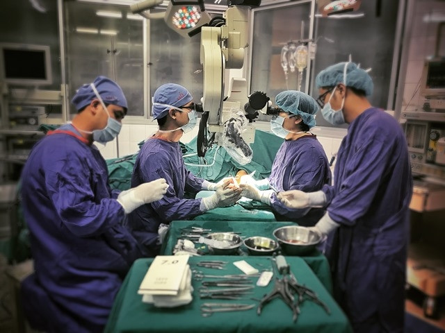 Phẫu thuật chuyển ngón chân lên thay thế ngón tay cái bằng kỹ thuật vi phẫu