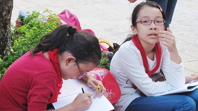 Để trẻ có được tuổi thơ ý nghĩa, đừng bắt các em phải gánh quá nhiều áp lực học tập.