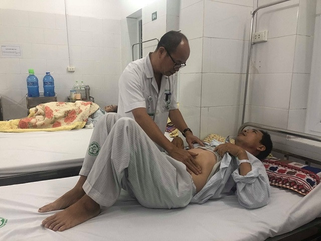 PGS, TS Đỗ Duy Cường khám cho bệnh nhân viêm gan. 