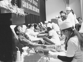 Các sinh viên tham gia hiến máu nhân đạo