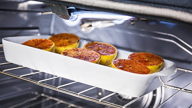 Dùng khay bằng gốm sứ để đựng thực phẩm cho vào lò nướng. Ảnh: INTERNET