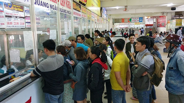 Nhiều hãng xe trong Bến xe Miền Đông dán thông báo đã hết vé những ngày cao điểm Tết.