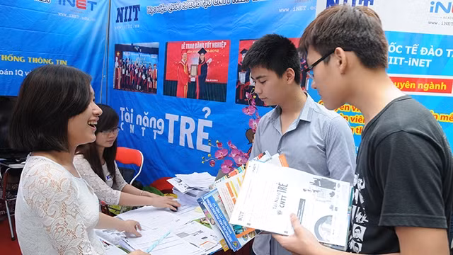 Thí sinh đang có xu hướng lựa chọn các ngành nghề có nhu cầu nhân lực trong tương lai. Ảnh: HẢI ANH