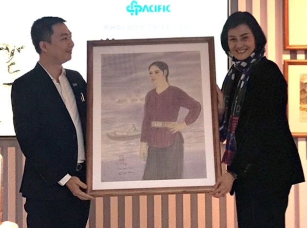 Ông Phan Tiến Dũng, Phó Tổng Giám đốc Tập đoàn Thái Bình Dương trao tặng bà Nguyễn Thị Hằng, nguyên Ủy viên Trung ương Đảng, nguyên Bộ trưởng Lao động - Thương binh và Xã hội bức tranh “Cô Hằng” – bức