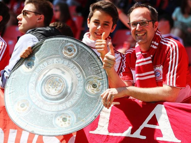 Các cổ động viên Bayern Munich vui mừng với chiến thắng của câu lạc bộ khi đoạt chức vô địch lần thứ tư liên tiếp.