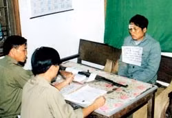 Một đối tượng bị lực lượng biên phòng Hà Tĩnh bắt giữ cùng với tang vật ma túy và vũ khí.