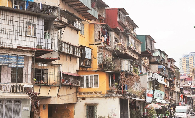 Khu tập thể G6A Thành Công (quận Ba Đình) đã xuống cấp từ nhiều năm nay. Ảnh: ĐĂNG ANH