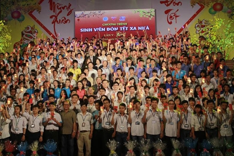 300 sinh viên đón Tết xa nhà tại TP Hồ Chí Minh được tặng quà Tết.            Ảnh: HỒ ÐOÀN