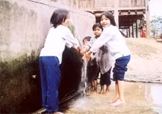 Niềm vui của trẻ em ở bản Lưu Thông,
xã Lưu Kiền (Tương Dương, Nghệ An)
khi sử dụng nước sạch.
