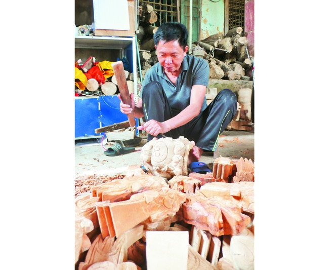 Nghệ sĩ Phan Văn Mẽ làm quân rối