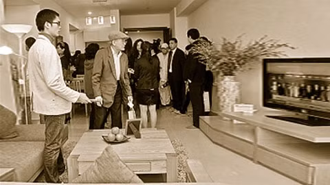 Khách hàng tham quan căn hộ mẫu Dự án Green Life Tower tại Khu đô thị kiểu mẫu Linh Đàm (Hoàng Mai, Hà Nội).