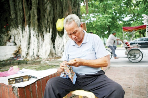 Ông Lê Văn Quý, "người khắc bút cuối cùng" bên Hồ Gươm Ảnh: MẠNH TIẾN